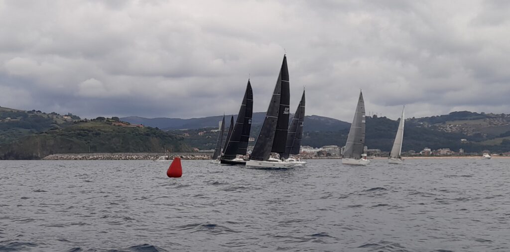 Máxima igualdad en el inicio del Campeonato de Cantabria de Cruceros en Laredo